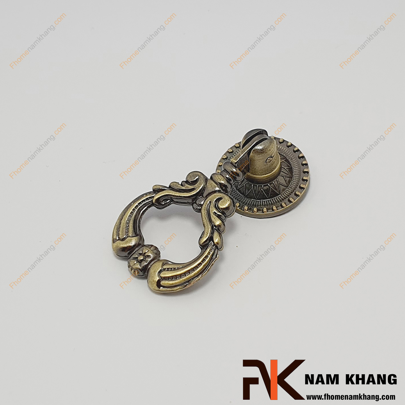 Núm cửa tủ dạng vòng cổ điển màu đồng rêu NK353H-R , một thiết kế với tay nắm dạng vòng quen thuộc trong thiết kế phụ kiện nội thất.