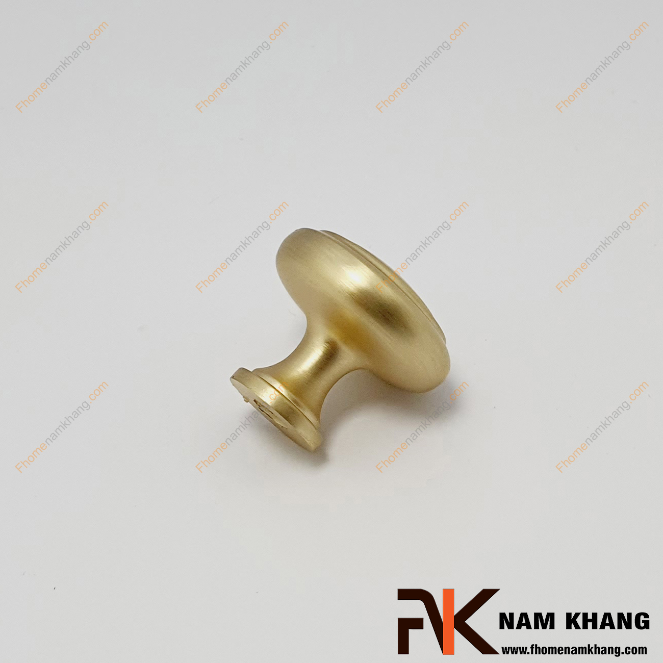 Núm cửa tủ dạng tròn viền màu vàng mờ NK337L-VM dáng núm cửa tủ tròn đầy với thiết kế phần đỉnh và thân có đường viền lõm bao quanh làm điểm nhấn lớn cho sản phẩm núm nắm cửa tủ.