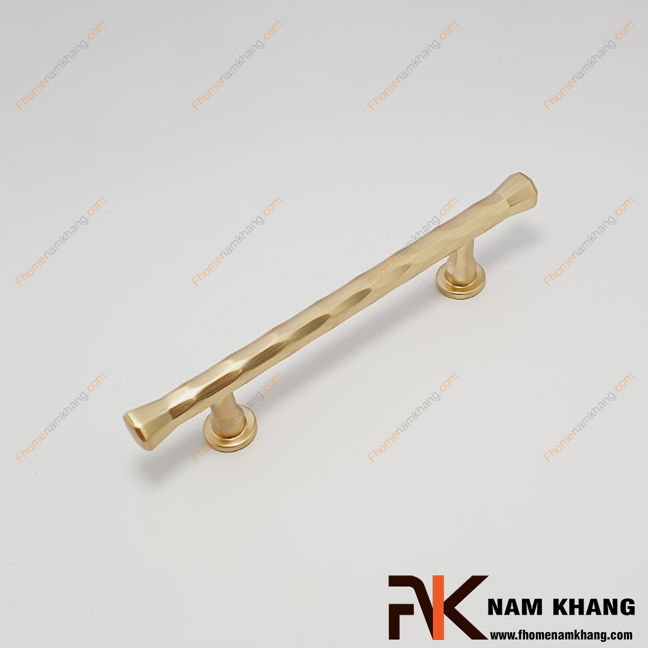 Tay nắm cửa tủ thanh T vàng mờ NK279L-VM, tay nắm tủ dạng thanh tròn với điểm nhấn trên thân có chia đốt các đoạn và được xử lý kỹ thuật tốt. 