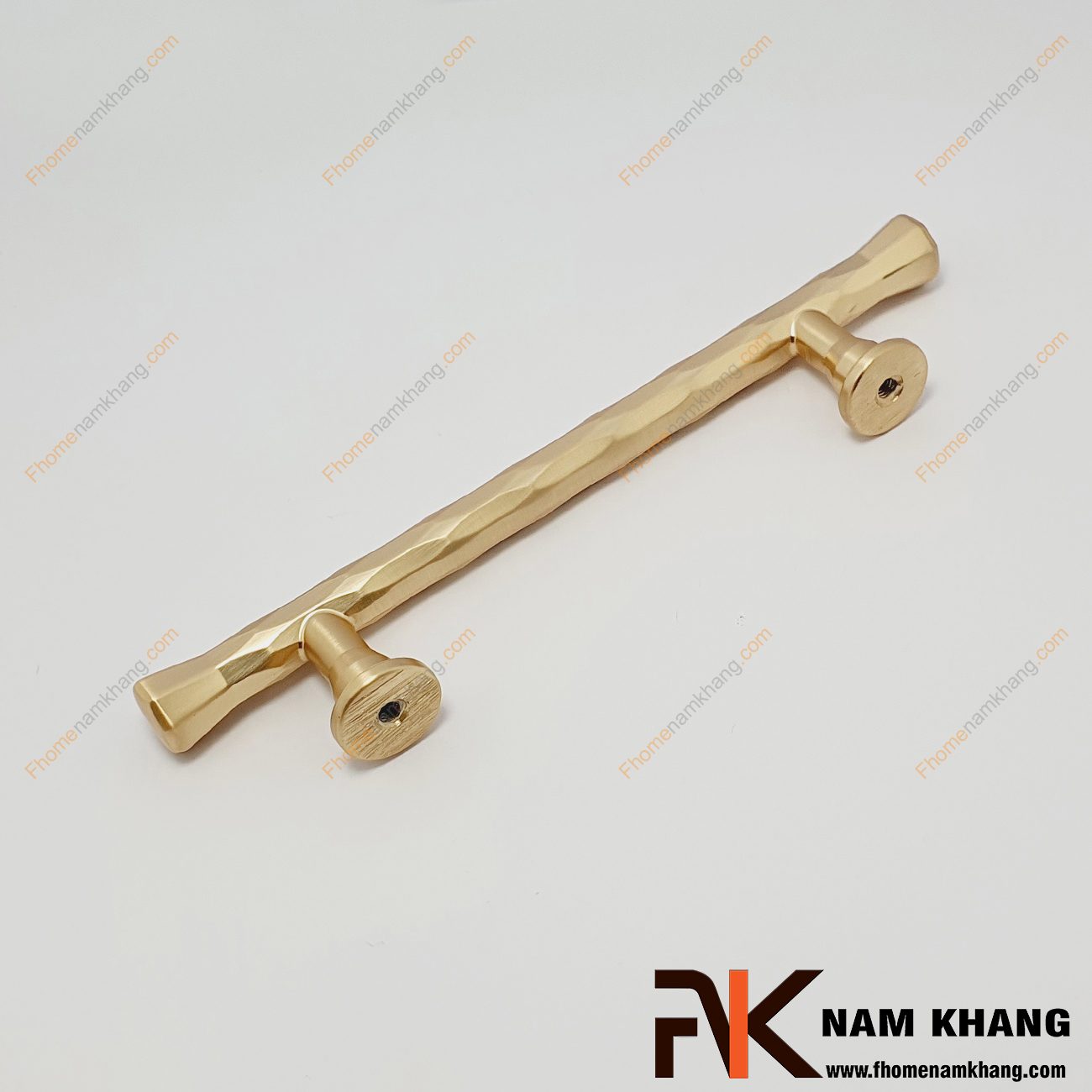 Tay nắm cửa tủ thanh T vàng mờ NK279L-VM, tay nắm tủ dạng thanh tròn với điểm nhấn trên thân có chia đốt các đoạn và được xử lý kỹ thuật tốt. 