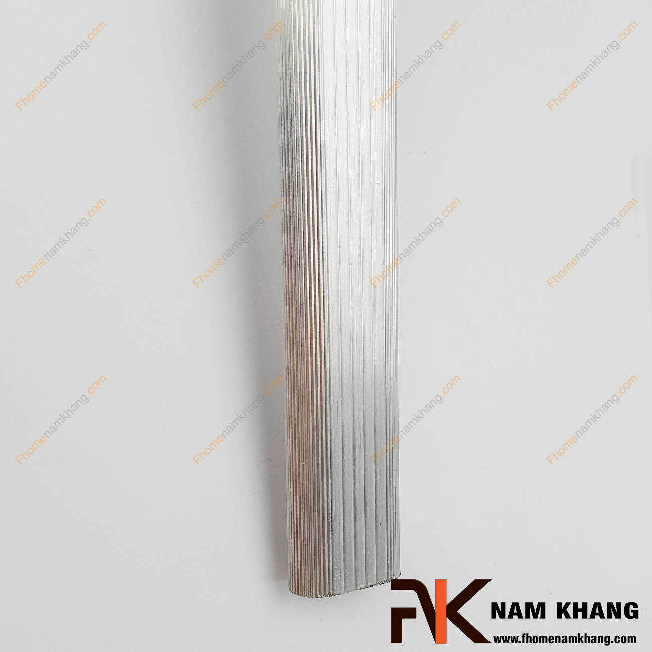 Thanh suốt treo quần áo oval NK702-3M là một sản phẩm sử dụng lắp thành bộ, thường lắp trong tủ quần áo hoặc lắp trên vách tường sử dụng để treo móc treo quần áo. 