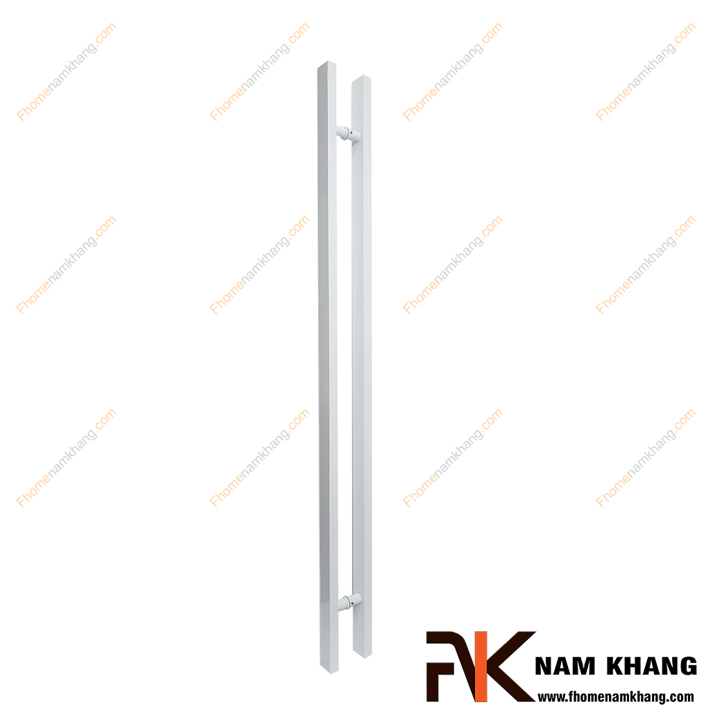 Tay nắm cửa chính thanh vuông dạng trơn màu trắng sứ NK900L-150T304 là một mẫu tay nắm cửa sang trọng cao cấp có kích thước dài thường được dành cho những cánh cửa lớn, cửa gỗ, cửa kính, cửa sảnh, cửa showroom,...
