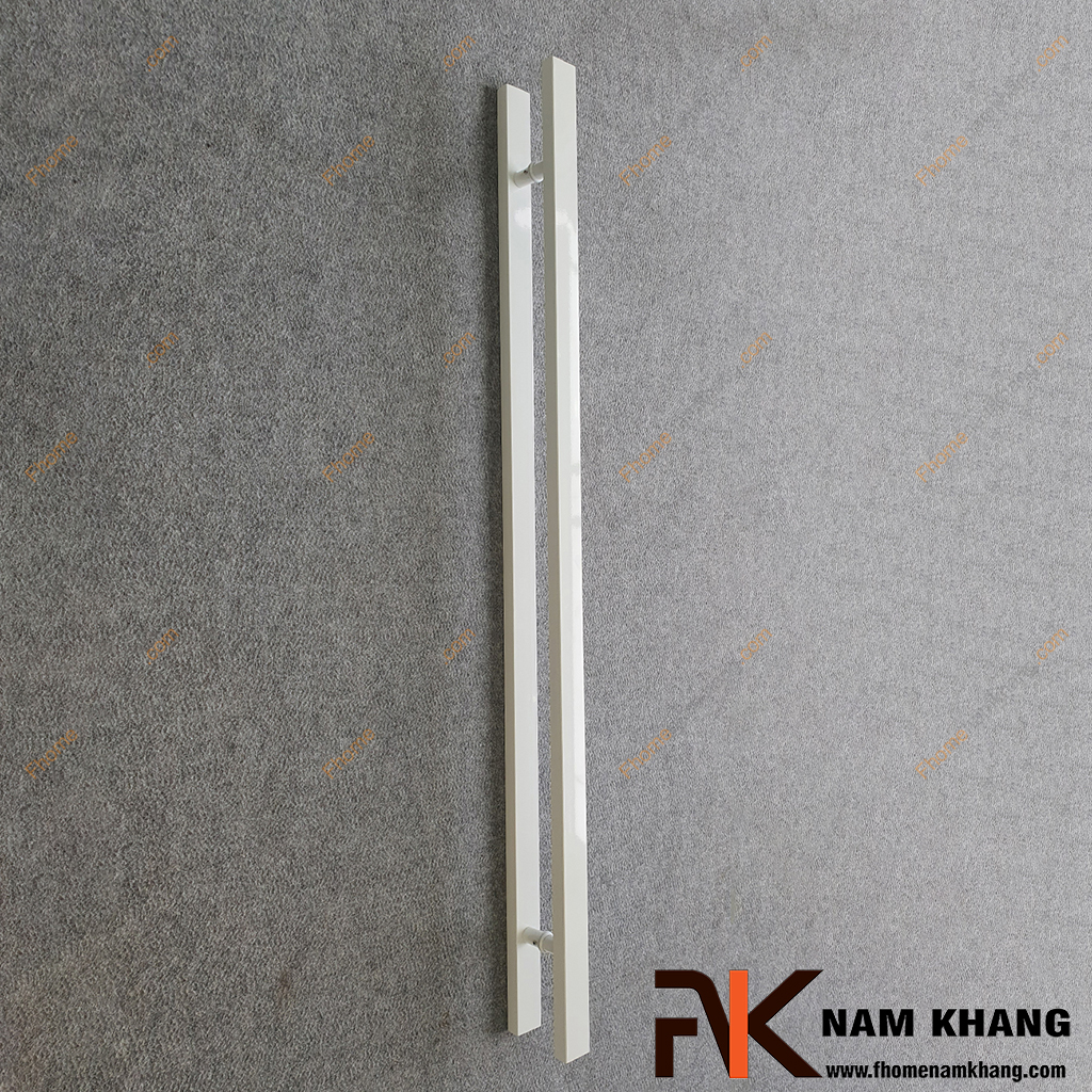 Tay nắm cửa chính thanh vuông dạng trơn màu trắng sứ NK900L-150T304 là một mẫu tay nắm cửa sang trọng cao cấp có kích thước dài thường được dành cho những cánh cửa lớn, cửa gỗ, cửa kính, cửa sảnh, cửa showroom,...
