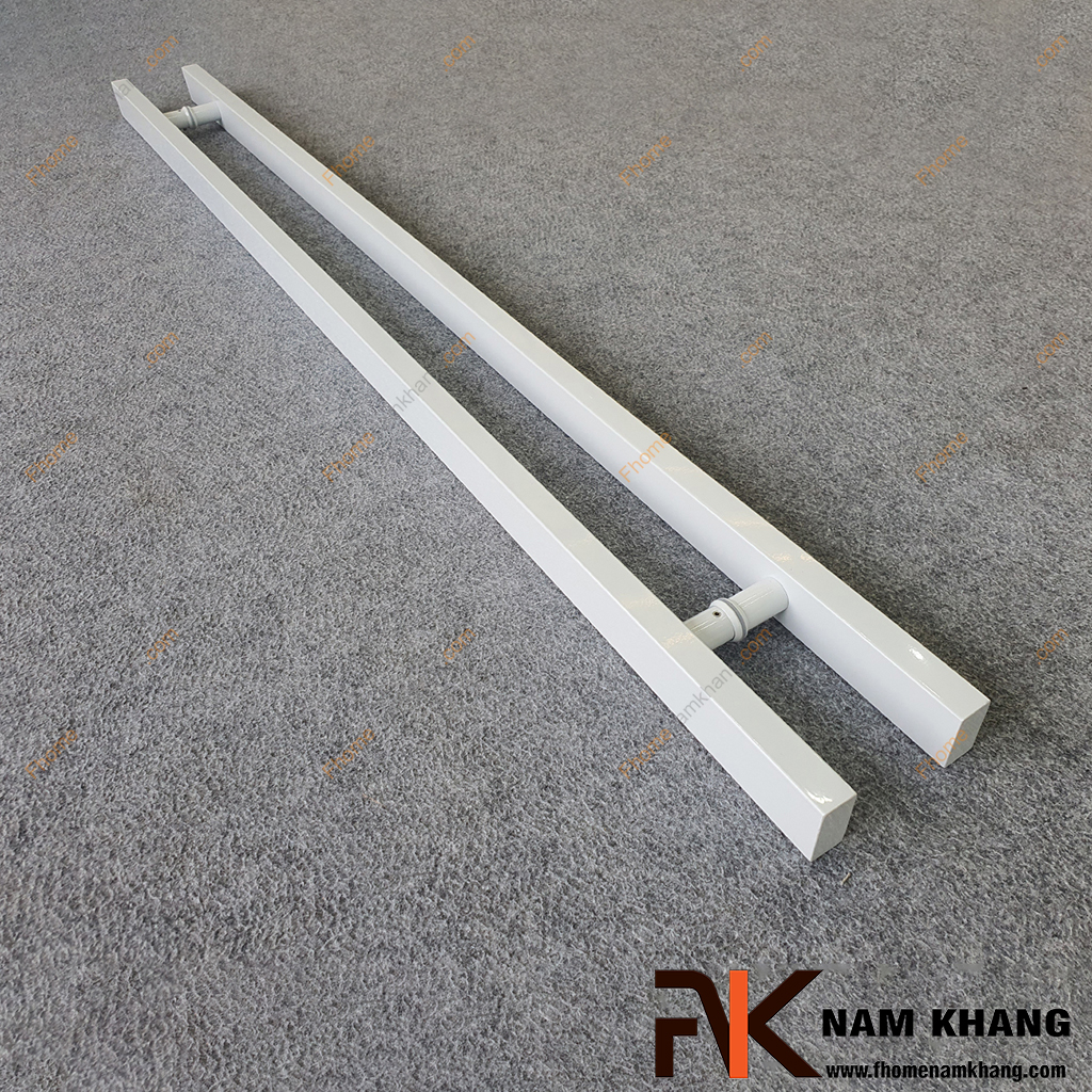 Tay nắm cửa chính thanh vuông dạng trơn màu trắng sứ NK900L-150T304 là một mẫu tay nắm cửa sang trọng cao cấp có kích thước dài thường được dành cho những cánh cửa lớn, cửa gỗ, cửa kính, cửa sảnh, cửa showroom,...