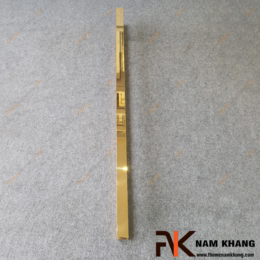 Tay nắm cửa chính thanh vuông dạng trơn màu vàng bóng NK900L-150V304 là một mẫu tay nắm cửa sang trọng cao cấp có kích thước dài thường được dành cho những cánh cửa lớn, cửa gỗ, cửa kính, cửa sảnh, cửa showroom,...