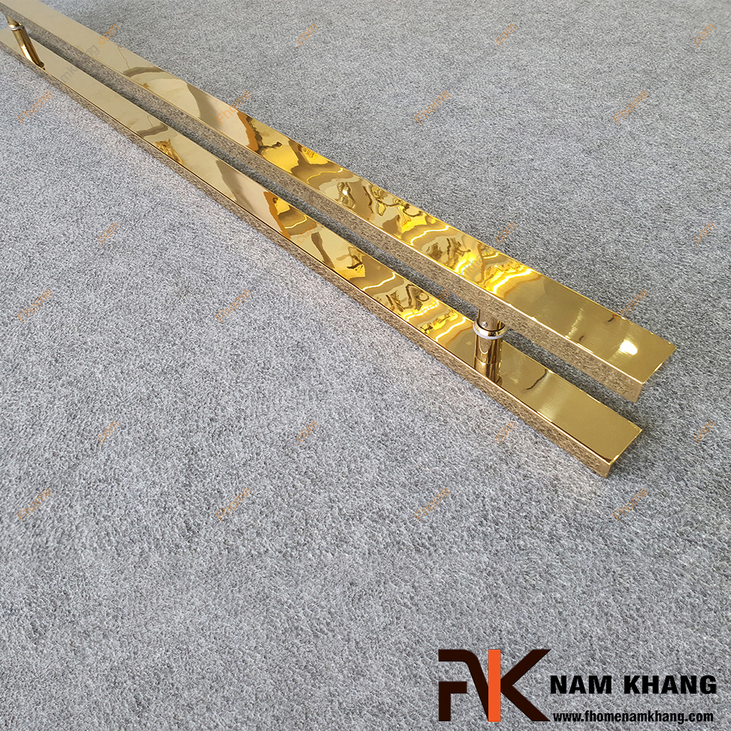 Tay nắm cửa chính thanh vuông dạng trơn màu vàng bóng NK900L-150V304 là một mẫu tay nắm cửa sang trọng cao cấp có kích thước dài thường được dành cho những cánh cửa lớn, cửa gỗ, cửa kính, cửa sảnh, cửa showroom,...