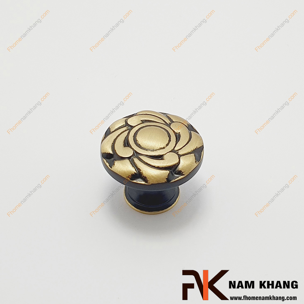 Núm cửa tủ tròn đồng hoa văn cổ điển NK451D-BCF Mẫu tay nắm cửa tủ tròn một vít cao cấp được sử dụng trên mọi loại chất liệu cánh cửa tủ, ngăn kệ, ngăn kéo phục vụ nhu cầu sử dụng đóng mở cánh cửa và cũng là điểm nhấn trang trí thẩm mỹ.