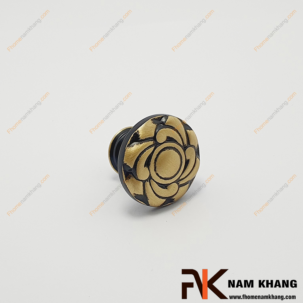 Núm cửa tủ tròn đồng hoa văn cổ điển NK451D-BCF Mẫu tay nắm cửa tủ tròn một vít cao cấp được sử dụng trên mọi loại chất liệu cánh cửa tủ, ngăn kệ, ngăn kéo phục vụ nhu cầu sử dụng đóng mở cánh cửa và cũng là điểm nhấn trang trí thẩm mỹ.