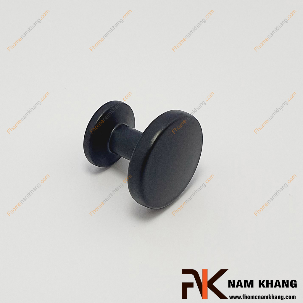 Núm nắm cửa tủ dạng tròn màu đen mờ NK267-DM - một dòng núm cửa tủ nhỏ gọn nhưng cực kỳ tiện lợi và được sử dụng phổ biến trong không gian nội ngoại thất.