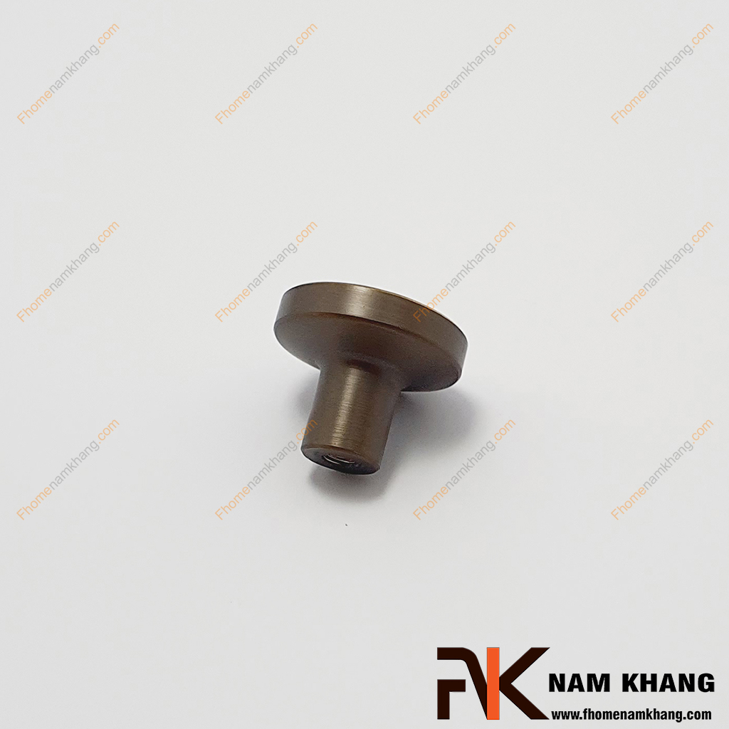 Núm cửa tủ tròn trơn đồng cổ NK267D-CF - kiểu dáng núm tròn quen thuộc, nhỏ gọn và bền đẹp. Dòng sản phẩm tay nắm tủ với góc bo tròn hoàn thiện tạo cảm giác cầm nắm thoải mái và thao tác đóng mở dễ dàng.