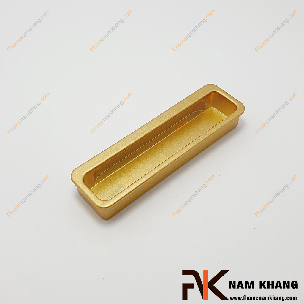Tay nắm âm cửa tủ thanh dài dạng trơn màu vàng NK462T-V, một dạng tay nắm tối giản lắp đặt bằng phương pháp phay rãnh trên cánh cửa gỗ và lắp âm sản phẩm vào trong bề mặt.