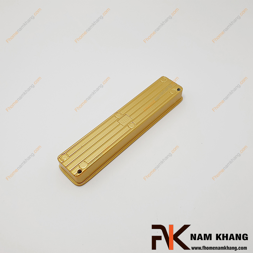 Tay nắm âm cửa tủ thanh dài dạng trơn màu vàng NK462T-V, một dạng tay nắm tối giản lắp đặt bằng phương pháp phay rãnh trên cánh cửa gỗ và lắp âm sản phẩm vào trong bề mặt.