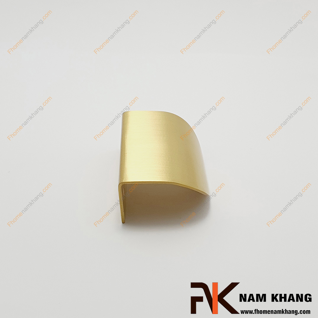 Tay nắm cửa tủ bắt cạnh cao cấp đồng vàng NK233D-40DVM là một dạng tay nắm có hình dáng khá đặc biệt khi được thiết kế dựa trên dạng uốn cong của lá, đây là dòng tay nắm chuyên bắt vị trí cạnh cửa tủ, cạnh ngăn kéo,..