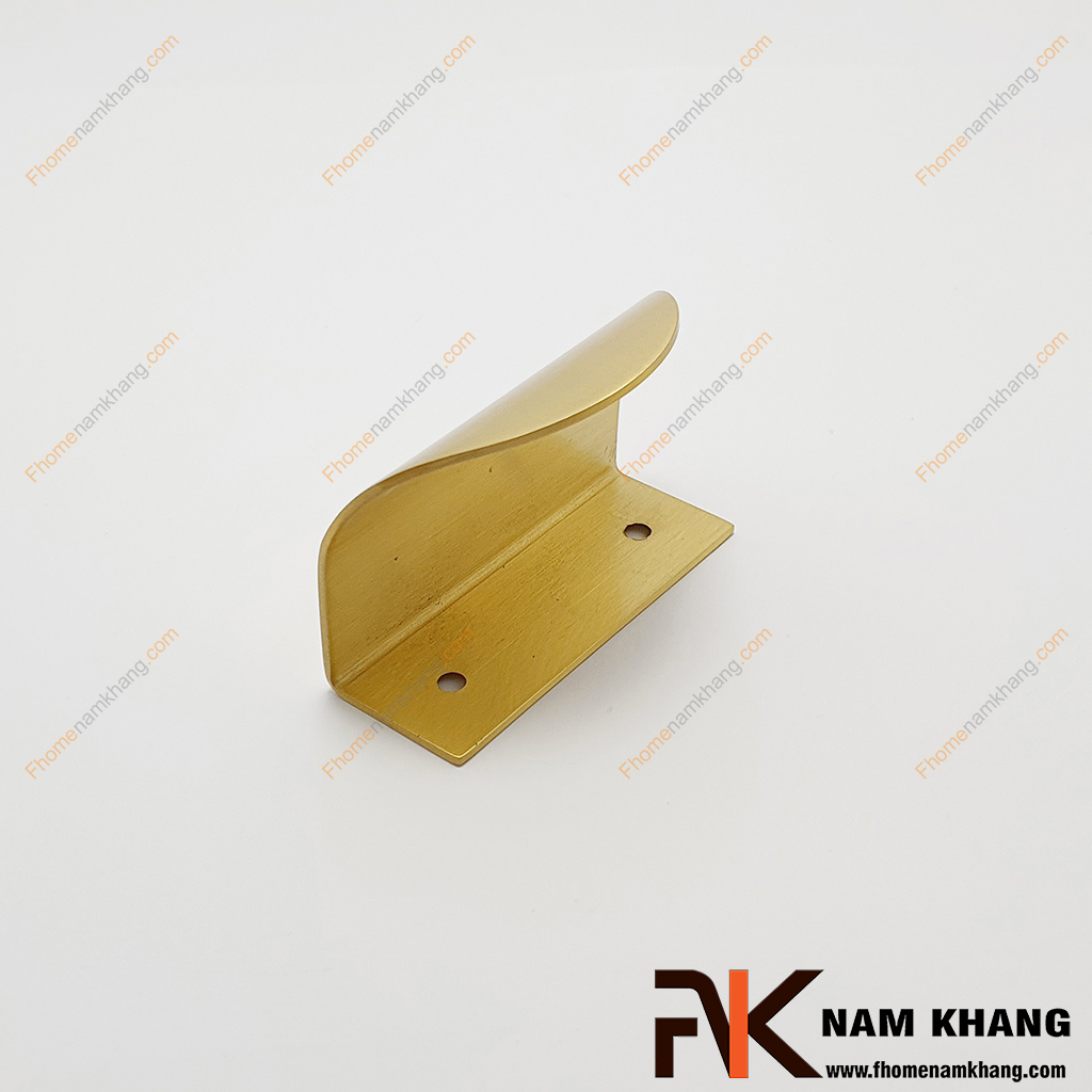 Tay nắm cửa tủ bắt cạnh cao cấp đồng vàng NK233D-40DVM là một dạng tay nắm có hình dáng khá đặc biệt khi được thiết kế dựa trên dạng uốn cong của lá, đây là dòng tay nắm chuyên bắt vị trí cạnh cửa tủ, cạnh ngăn kéo,..