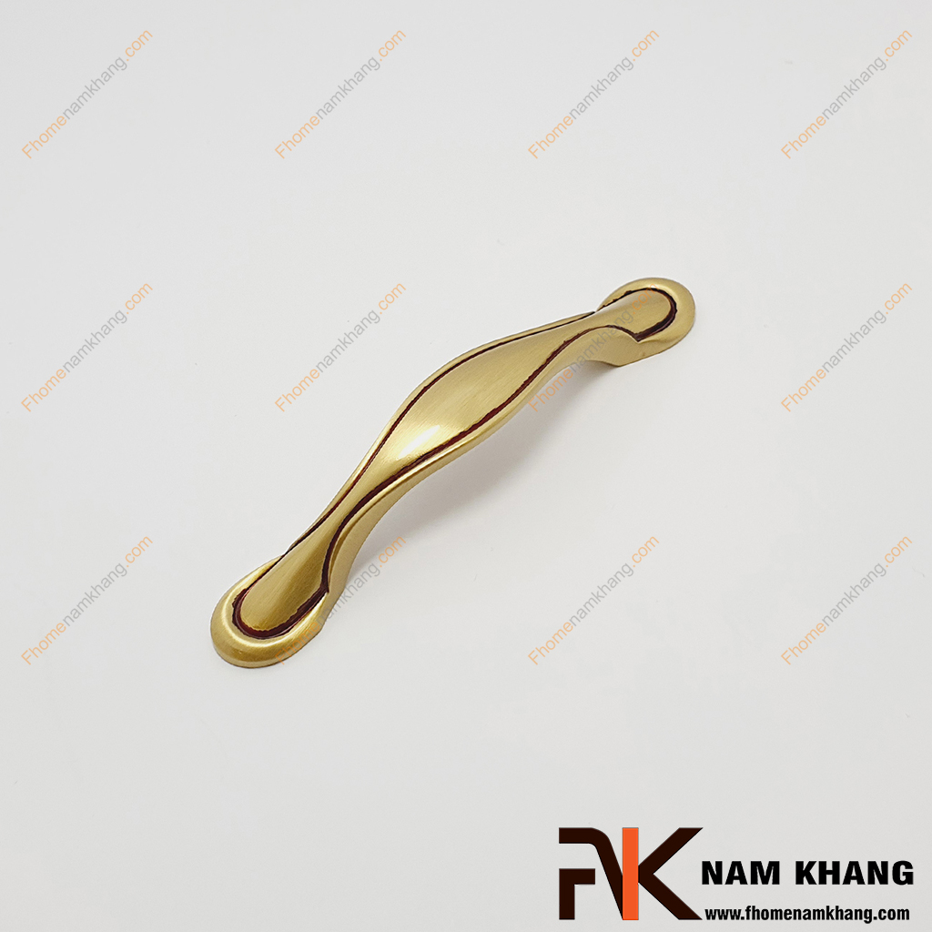 Tay nắm tủ bằng đồng cao cấp NK453D-RC, dòng tay nắm tủ có dáng ngoài khá cổ điển với các viền đường chỉ chạy dọc suốt toàn bộ tay nắm.