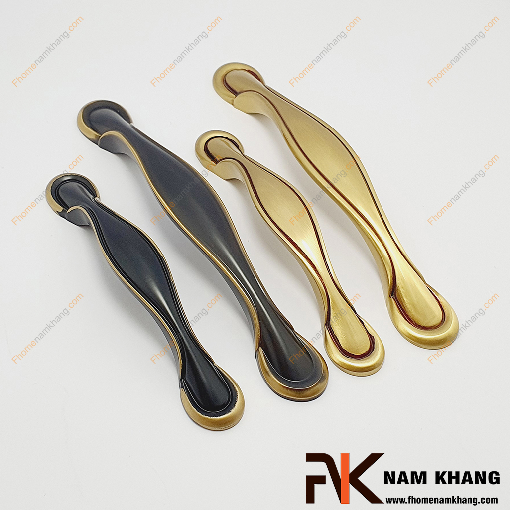 Tay nắm tủ bằng đồng cao cấp NK453D-RC, dòng tay nắm tủ có dáng ngoài khá cổ điển với các viền đường chỉ chạy dọc suốt toàn bộ tay nắm.