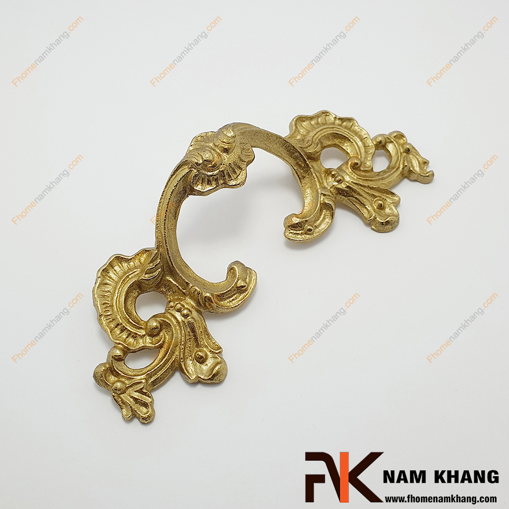 Tay cầm cửa tủ bằng đồng vàng NKD119-158V - mẫu tay nắm sản xuất từ chất liệu đồng cao cấp phối họa theo dạng lá cong xoắn hoa văn cổ điển.