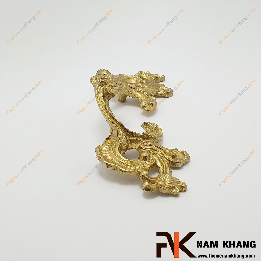 Tay cầm cửa tủ bằng đồng vàng NKD119-158V - mẫu tay nắm sản xuất từ chất liệu đồng cao cấp phối họa theo dạng lá cong xoắn hoa văn cổ điển.