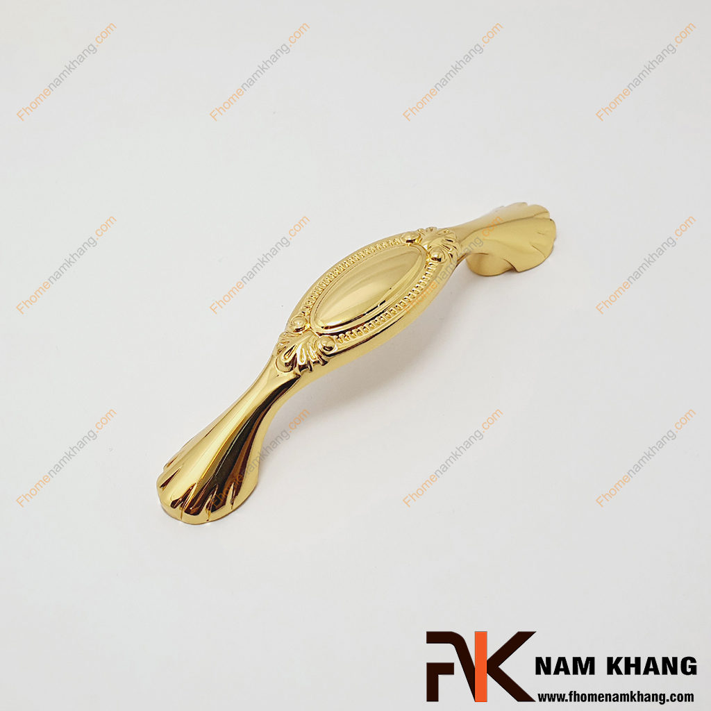 Tay nắm cửa tủ cao cấp đồng vàng bóng NK203A-DV lấy cảm hứng thiết kế với họa tiết chủ đạo là dạng viên ngọc elip ở giữa thân tay nắm.