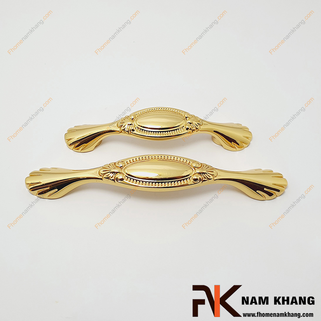 Tay nắm cửa tủ cao cấp đồng vàng bóng NK203A-DV lấy cảm hứng thiết kế với họa tiết chủ đạo là dạng viên ngọc elip ở giữa thân tay nắm.