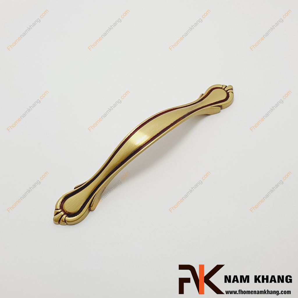 Tay nắm cửa tủ đồng vàng cao cấp NK204D-RC dạng tay nắm cửa tủ trơn với các đường bo cong đầu nhẹ nhàng nhưng bền chắc và mang vẻ đẹp sang trọng từ chất liệu đồng cao cấp.