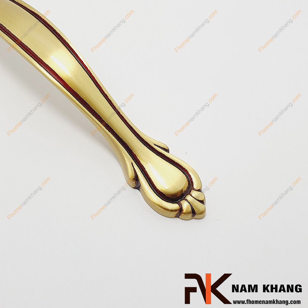 Tay nắm cửa tủ đồng vàng cao cấp NK204D-RC dạng tay nắm cửa tủ trơn với các đường bo cong đầu nhẹ nhàng nhưng bền chắc và mang vẻ đẹp sang trọng từ chất liệu đồng cao cấp.