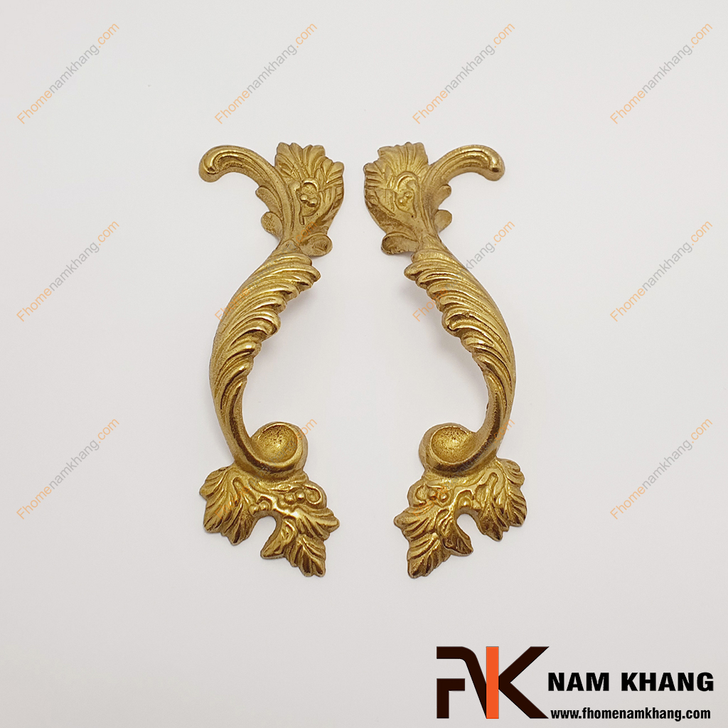 Tay nắm tủ bằng đồng NKD117-130V được chế tạo từ đồng cao cấp được đúc áp lực cao mang lại độ bền và khả năng chịu lực tốt. Đây là dạng tay nắm tủ có thiết kế cổ điển và được sử dụng trên các loại tủ kệ nội thất, tủ phong thủy, tủ thờ cổ. 