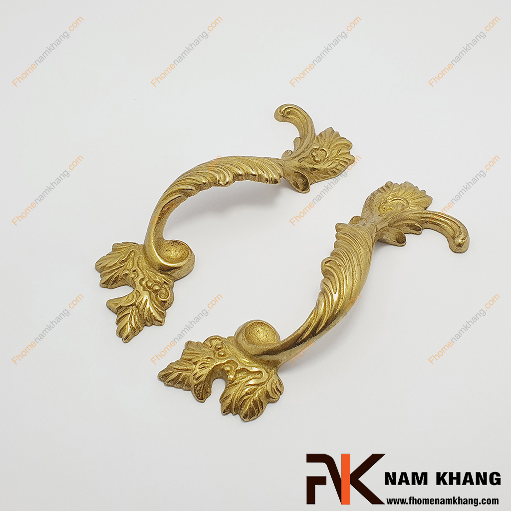 Tay nắm tủ bằng đồng NKD117-130V được chế tạo từ đồng cao cấp được đúc áp lực cao mang lại độ bền và khả năng chịu lực tốt. Đây là dạng tay nắm tủ có thiết kế cổ điển và được sử dụng trên các loại tủ kệ nội thất, tủ phong thủy, tủ thờ cổ. 