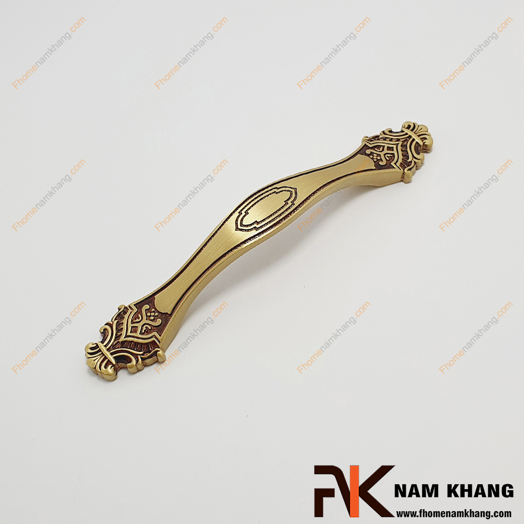 Tay nắm cửa tủ đồng vàng cao cấp phối hoa văn cổ điển NK497D-RC-C - dòng tay nắm tủ cao cấp với sự phối hợp thẩm mĩ của nhiều dạng hoa văn cổ điển, hoàng gia, cung điện
