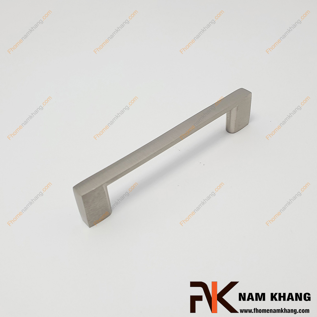 Tay nắm tủ tiện dụng NK143LS-X3 mẫu tay nắm cửa tủ bình dân được sử dụng nhiều cho các dạng tủ kệ, đặc biệt là các dòng tủ cửa nhôm, tủ nhựa quần áo nhỏ gọn và các dạng tủ ngăn kéo,...