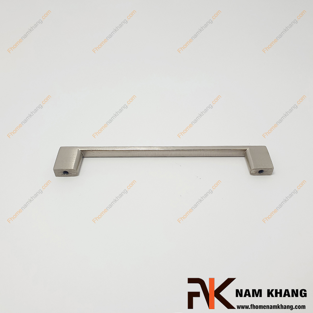 Tay nắm tủ tiện dụng NK143LS-X3 mẫu tay nắm cửa tủ bình dân được sử dụng nhiều cho các dạng tủ kệ, đặc biệt là các dòng tủ cửa nhôm, tủ nhựa quần áo nhỏ gọn và các dạng tủ ngăn kéo,...