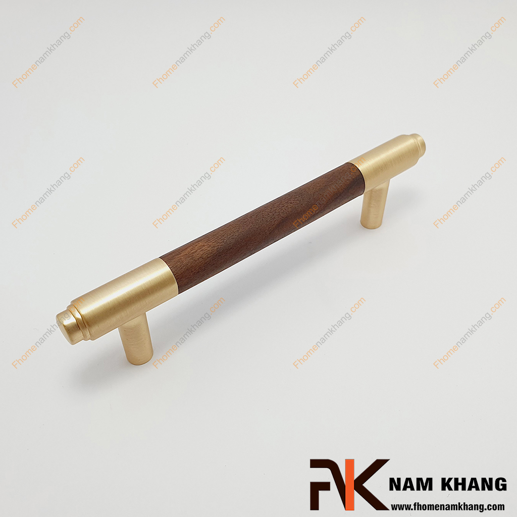 Tay nắm tủ cao cấp phối gỗ ấn tượng NK465G-N, dòng tay nắm mạ vàng 2 đầu và phần thân tròn sử dụng phối gỗ ấn tượng và sang trọng.