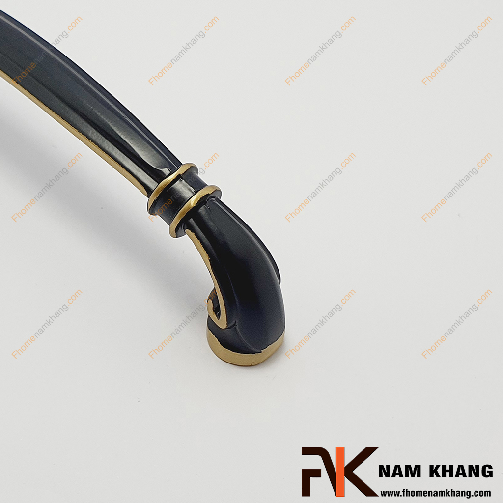 Tay nắm tủ cổ điển bằng đồng màu đồng cổ viền vàng NK337D-BCF được thiết kế từ chất liệu đồng cao cấp, đây là dòng sản phẩm mang độ bền đẹp cao