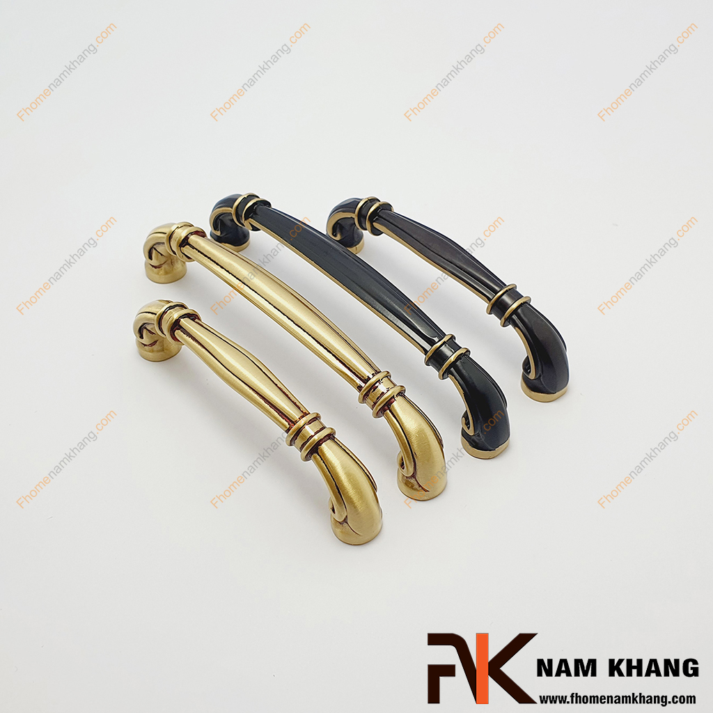 Tay nắm tủ cổ điển bằng đồng màu đồng cổ viền vàng NK337D-BCF được thiết kế từ chất liệu đồng cao cấp, đây là dòng sản phẩm mang độ bền đẹp cao