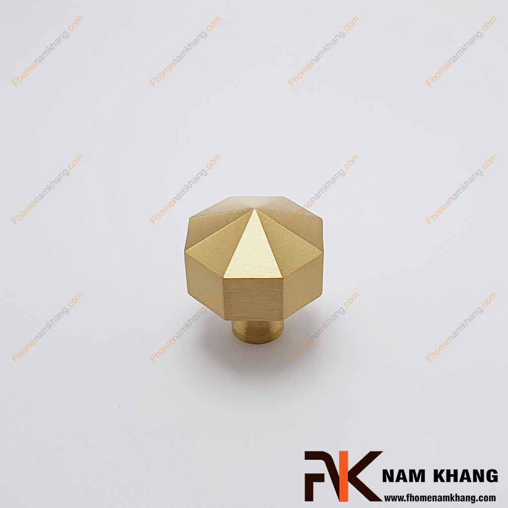 Núm cửa tủ bát giác bằng đồng vàng NK355-DVM - Sản phẩm núm nắm cửa tủ được chế tác từ chất liệu đồng với bề mặt hoàn thiện mịn, mang sắc vàng ấm sang trọng. 