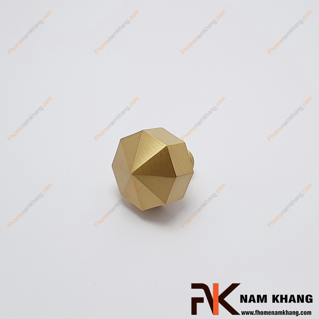 Núm cửa tủ bát giác bằng đồng vàng NK355-DVM - Sản phẩm núm nắm cửa tủ được chế tác từ chất liệu đồng với bề mặt hoàn thiện mịn, mang sắc vàng ấm sang trọng. 