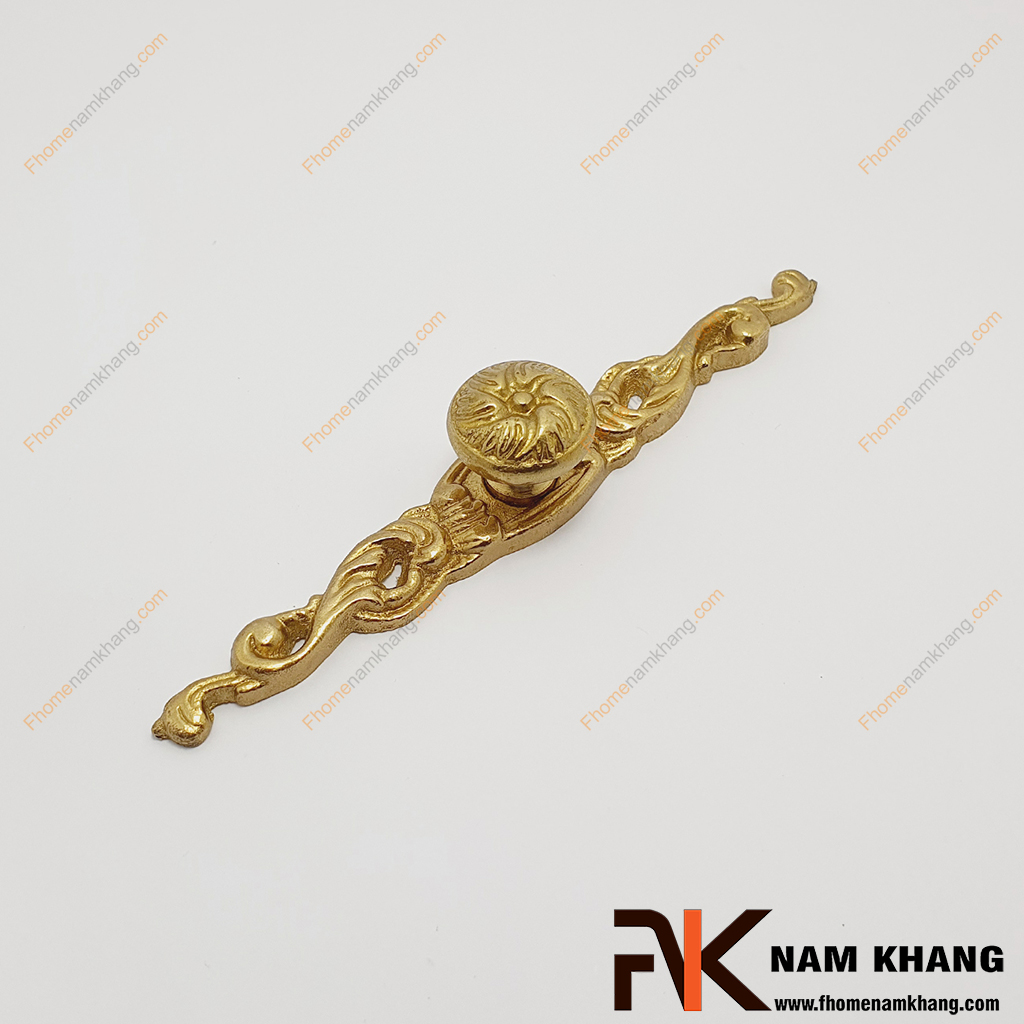 Núm cửa tủ hoa văn đồng vàng NKD049-145V có khuôn dạng là một núm tròn xoay trung tâm kết hợp với chân đế rời dạng mây đối xứng