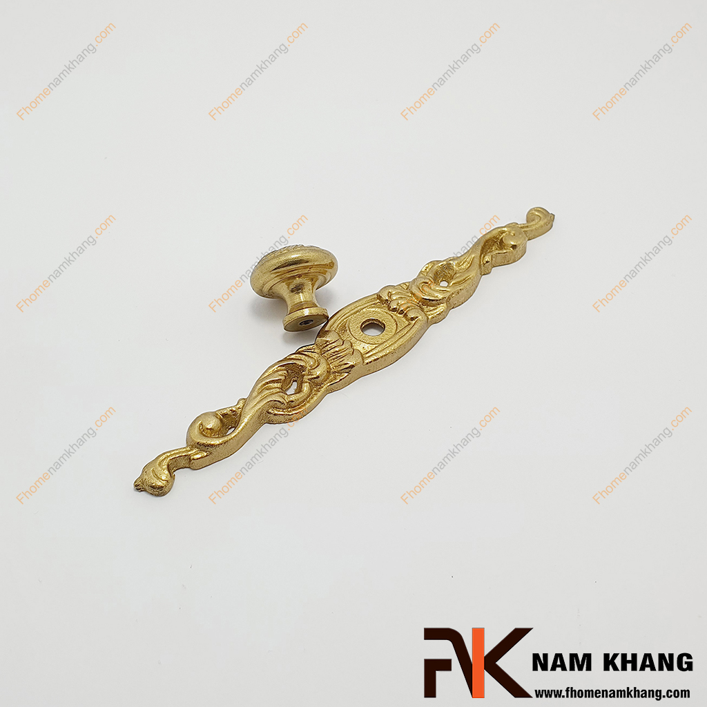Núm cửa tủ hoa văn đồng vàng NKD049-145V có khuôn dạng là một núm tròn xoay trung tâm kết hợp với chân đế rời dạng mây đối xứng