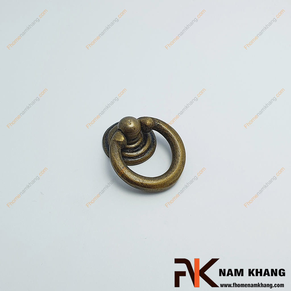 Núm kéo cửa tủ vòng đồng NKD062 có khuôn dạng vòng nắm theo kiểu cổ.
