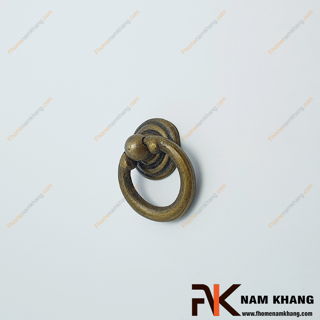 Núm kéo cửa tủ vòng đồng NKD062 có khuôn dạng vòng nắm theo kiểu cổ.