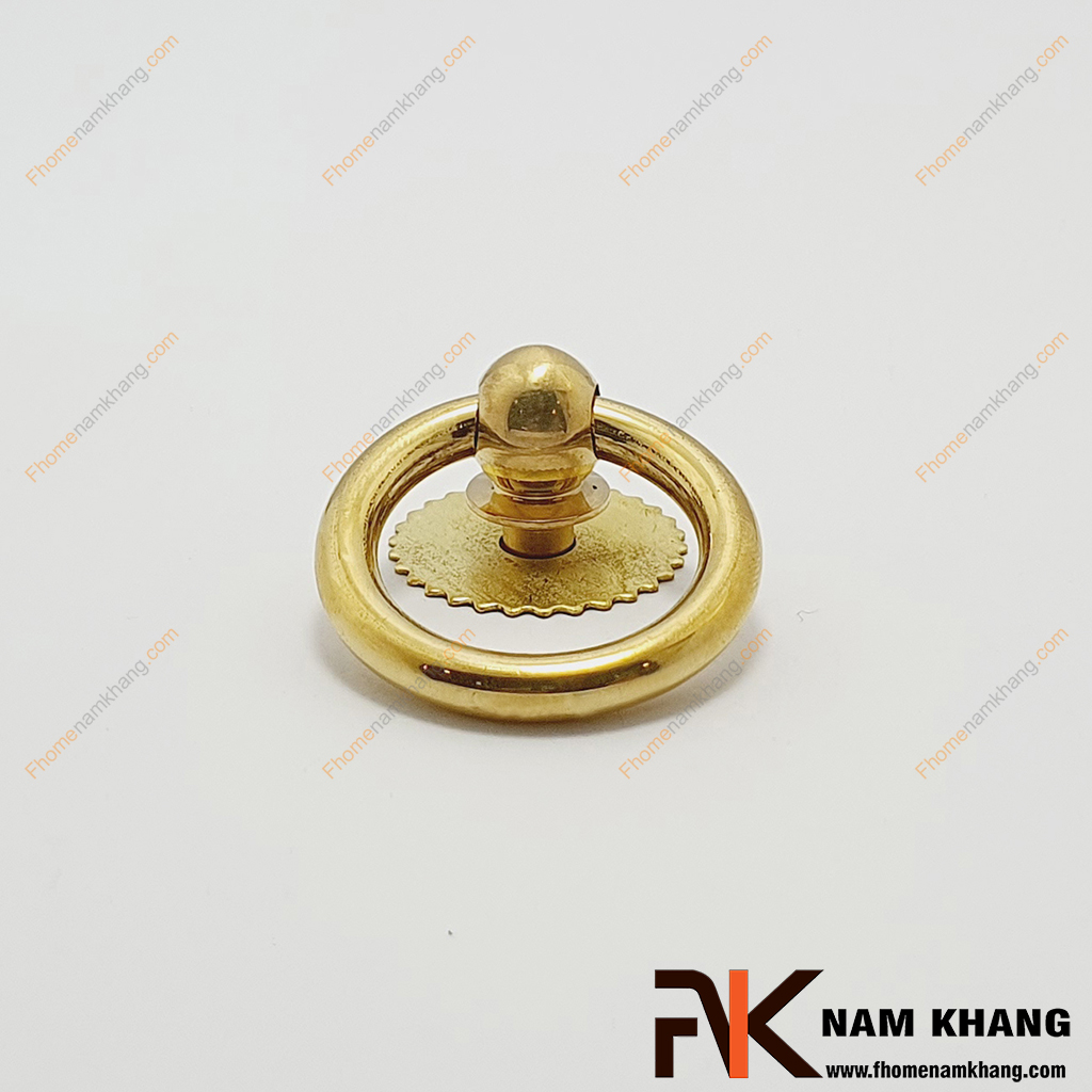 Núm tròn vòng đồng vàng NKD058-V - một dạng tay nắm có thiết kế tròn với vòng tròn lớn được gắn vào một đế tròn nhỏ hơn.