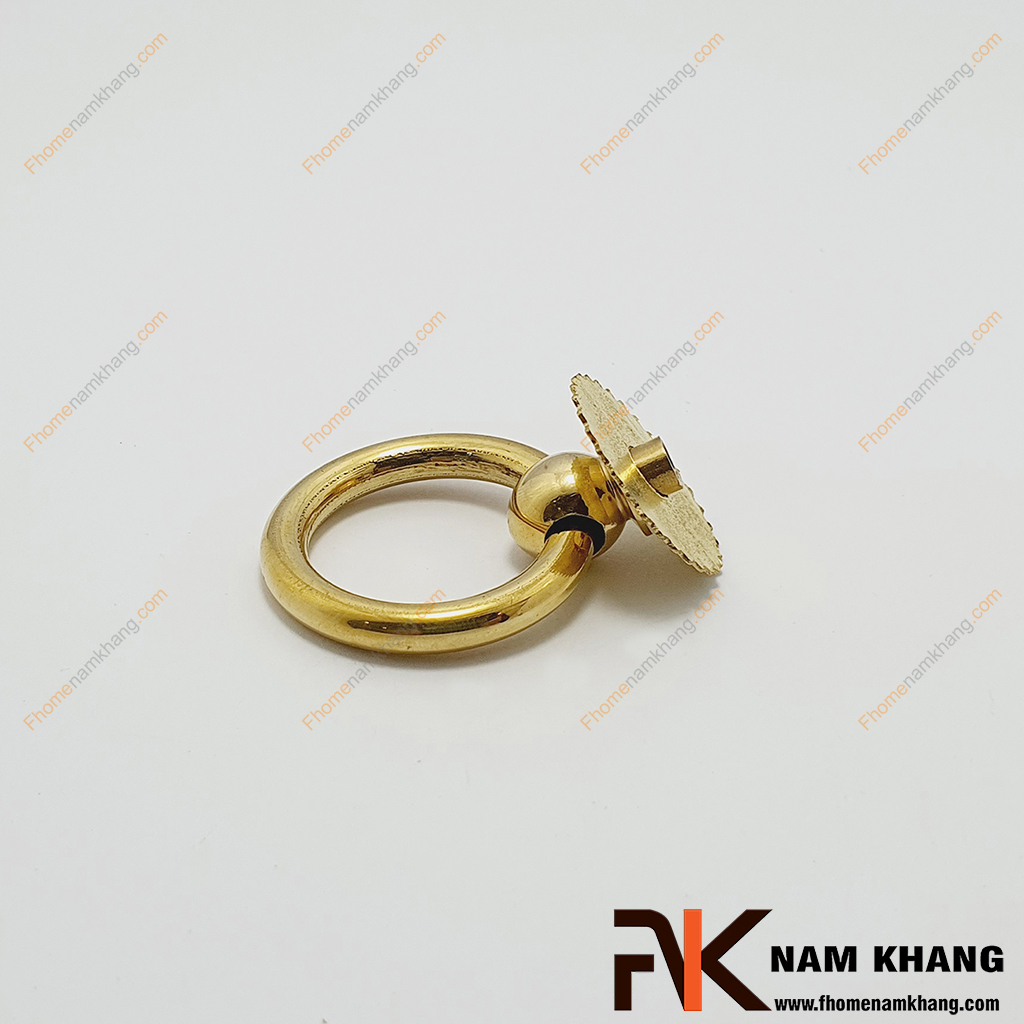 Núm tròn vòng đồng vàng NKD058-V - một dạng tay nắm có thiết kế tròn với vòng tròn lớn được gắn vào một đế tròn nhỏ hơn.