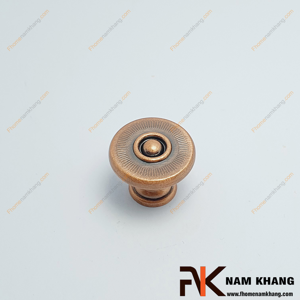 Núm nắm cửa tủ cổ điển NK330L-C -một thiết kế dạng núm tròn, mang phong cách cổ điển với lớp hoàn thiện màu đồng cổ sang trọng.