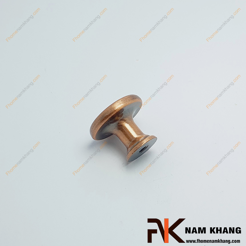 Núm nắm cửa tủ cổ điển NK330L-C -một thiết kế dạng núm tròn, mang phong cách cổ điển với lớp hoàn thiện màu đồng cổ sang trọng.