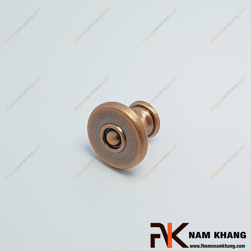 Núm nắm cửa tủ cổ điển NK330L-C -một thiết kế dạng núm tròn, mang phong cách cổ điển với lớp hoàn thiện màu đồng cổ sang trọng.