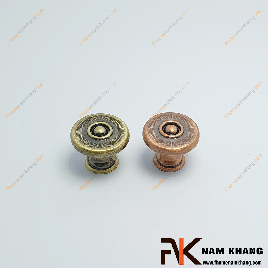 Núm nắm cửa tủ cổ điển NK330L-C -một thiết kế dạng núm tròn, mang phong cách cổ điển với lớp hoàn thiện màu đồng cổ sang trọng.