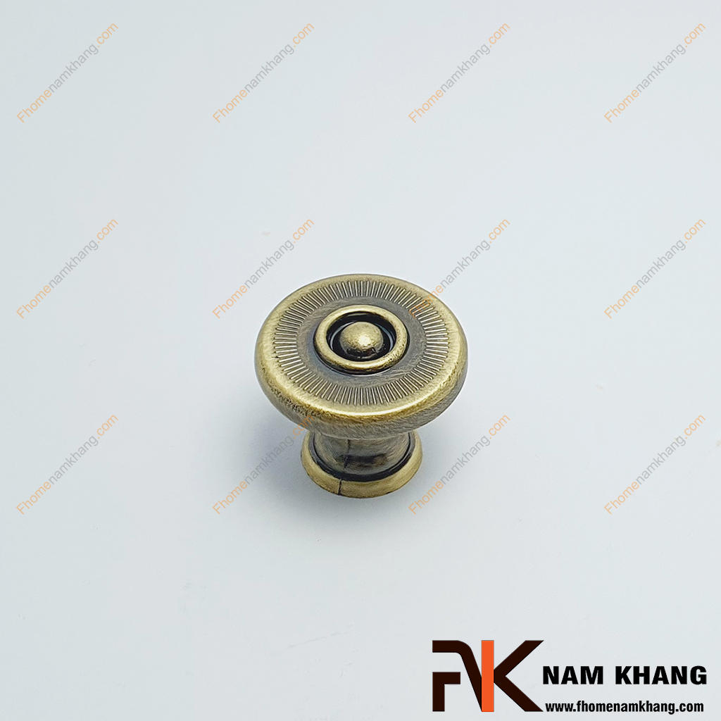 Núm nắm cửa tủ cổ điển NK330L-R -một thiết kế dạng núm tròn, mang phong cách cổ điển với lớp hoàn thiện màu đồng rêu sang trọng.