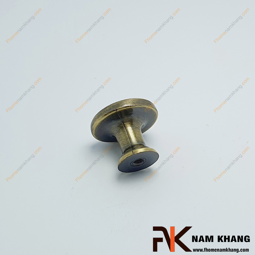 Núm nắm cửa tủ cổ điển NK330L-R -một thiết kế dạng núm tròn, mang phong cách cổ điển với lớp hoàn thiện màu đồng rêu sang trọng.