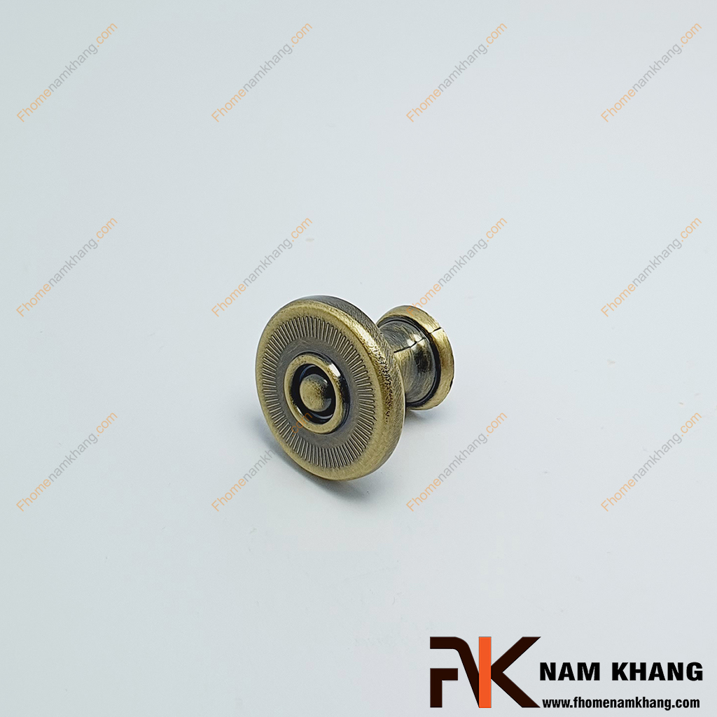 Núm nắm cửa tủ cổ điển NK330L-R -một thiết kế dạng núm tròn, mang phong cách cổ điển với lớp hoàn thiện màu đồng rêu sang trọng.