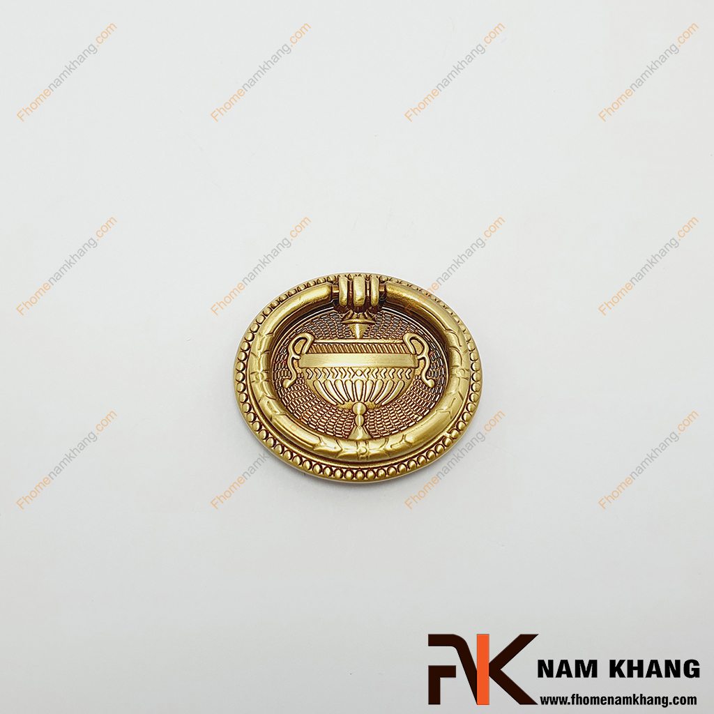Tay nắm cửa tủ oval cổ điển hoa văn chạm khắc NK224D-50DVM kiểu dáng tay nắm với dạng vòng xoay linh hoạt, gắn cố định trên phần đế hoa văn.